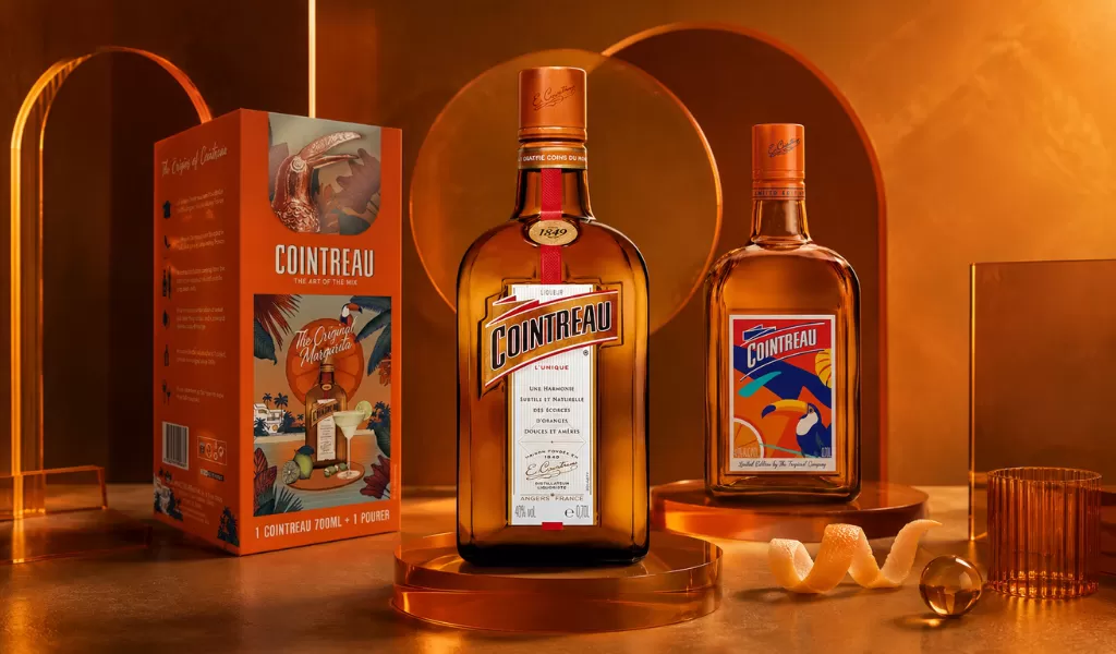 Đặc Điểm Thiết Kế Chai Rượu Cointreau Truyền Thống