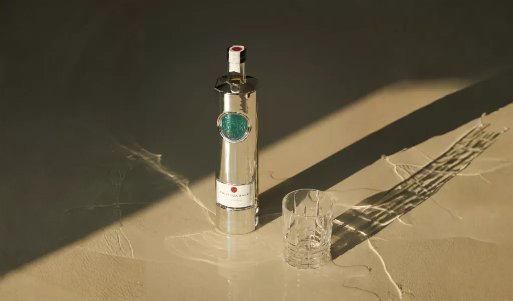 Hình Dáng Chai Four Fox Lấy Cảm Hứng Từ Thanh Kiếm Nhật Bản