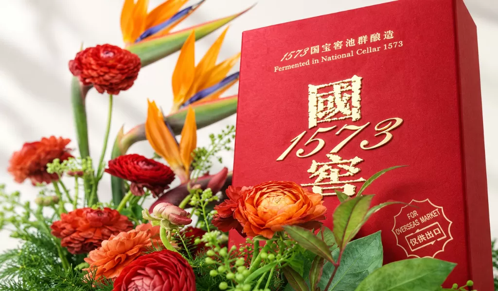 Nghệ Thuật Phối Màu Hoa Tươi Và Chai Rượu Trung Quốc