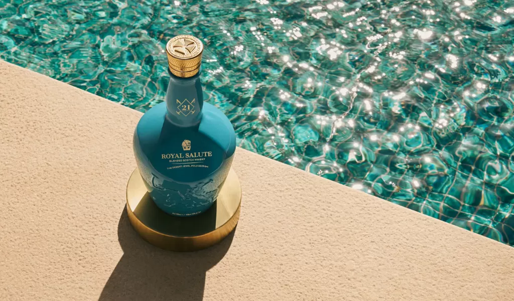Sắc Xanh Ngọc Của Bình Gốm Royal Salute 21
